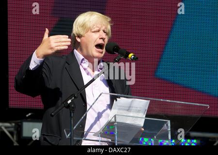 London, UK. 19. Juli 2013. Boris Johnson beim Go Local-Konzert in der Londoner Queen Elizabeth Olmpic Park - 19. Juli 2013 Credit: Nathan Hulse/Alamy Live News Stockfoto