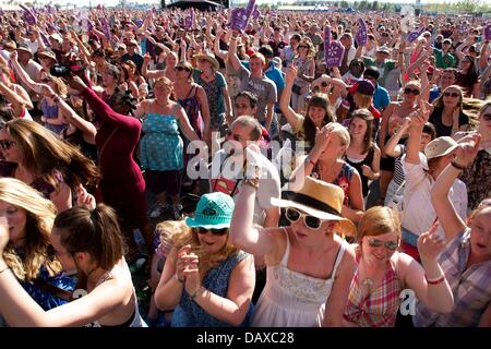 London, UK. 19. Juli 2013. Das Publikum beim Go Local-Konzert in der Londoner Queen Elizabeth Olympic Park - 19. Juli 2013 Credit: Nathan Hulse/Alamy Live News Stockfoto