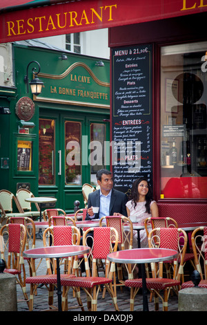 Paar genießt Tasse Kaffee im Straßencafe in Montmartre, Paris Frankreich Stockfoto