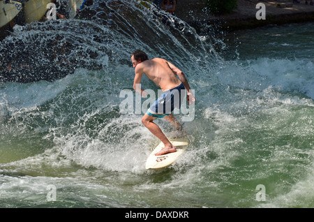 Surfen auf der berühmten Eisbachwelle in München Stockfoto