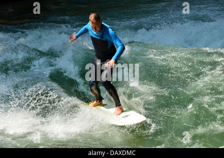 Surfen auf der berühmten Eisbachwelle in München Stockfoto