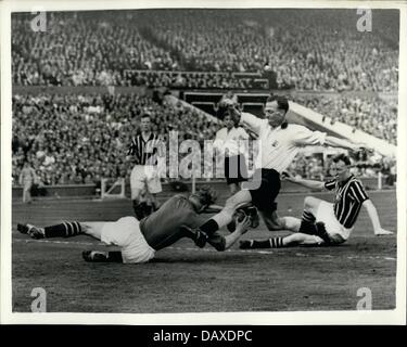 19. Juli 2013 - Bert Trautmann, starb ein ehemaliger Westdeutschland und Manchester City Torhüter am Freitag in seinem Haus in Spanien. Er wurde 89. Trautmann, eine deutsche WWII Fallschirmjäger und ehemaliger Kriegsgefangener, half Manchester City 1956 FA Cup trotz Spiel mit einem Genickbruch für die letzten 17 Minuten des Spiels zu gewinnen. Bild: 5. Mai 1956 - MANCHESTER CITY gewinnt den FA-CUP-Foto zeigt: Manchester City Torhüter Bert Trautmann, taucht an den Füßen der Birmingham Stadt innen-rechts, Peter Murphy während der FA Cup-Finale im Wembley-Stadion heute. Trautmann, der vor kurzem gewählt wurde "Fußballer des Jahres," Stockfoto