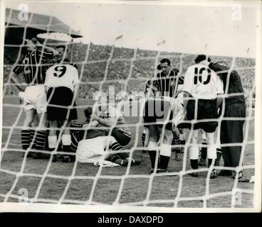 19. Juli 2013 - Bert Trautmann, starb ein ehemaliger Westdeutschland und Manchester City Torhüter am Freitag in seinem Haus in Spanien. Er wurde 89. Trautmann, eine deutsche WWII Fallschirmjäger und ehemaliger Kriegsgefangener, half Manchester City 1956 FA Cup trotz Spiel mit einem Genickbruch für die letzten 17 Minuten des Spiels zu gewinnen. Bild: 5. Mai 1956 - Manchester City gewinnt den FA-Cup-Finale schlagen Birmingham City 3: 1. Foto zeigt, dass Spieler um die Manchester City Torraum versammeln als erste-Hilfe auf deutsch-stämmige Manchester City Torhüter BERT TRAUTMANN, In der Schlussphase des Spiels - den FA-Cup-Finale gegeben ist Stockfoto