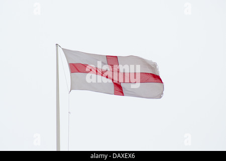 Die englische Nationalflagge fliegt Str. Georges Kreuz von einem Fahnenmast Stockfoto