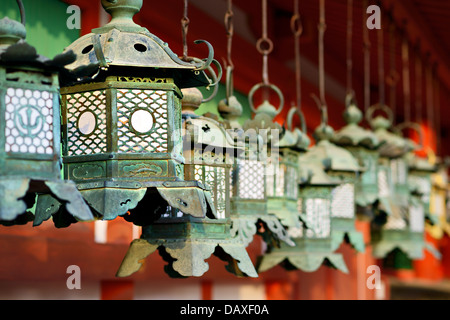 Buddhistische Tempel Laternen am Kasuga-Taisha Schrein in Nara, Japan. Stockfoto