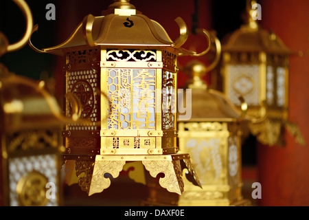 Buddhistische Tempel Laternen am Kasuga-Taisha Schrein in Nara, Japan. Stockfoto