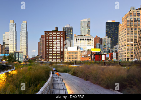 New York City High Line in der Nacht in New York City. Stockfoto