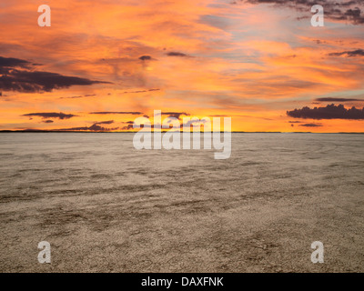 El Mirage dry Lake mit Sonnenuntergang Himmel in der kalifornischen Mojave-Wüste. Stockfoto