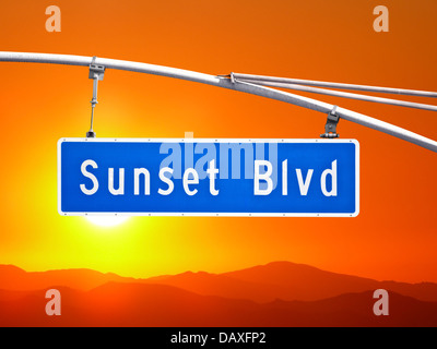 Sunset Blvd overhead Straßenschild mit Orange Abenddämmerung Himmel. Stockfoto