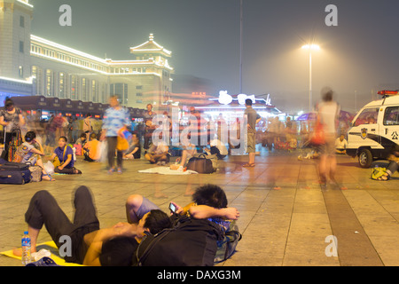 wartenden Zug außerhalb Beijing Bahnhof, in der Nacht. Stockfoto