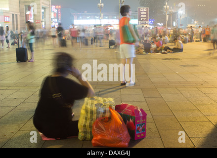 wartenden Zug außerhalb Beijing Bahnhof, in der Nacht. Stockfoto