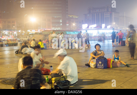 wartenden Zug außerhalb Beijing Bahnhof, in der Nacht. Stockfoto