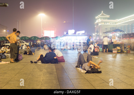 wartenden Zug außerhalb Beijing Bahnhof, in der Nacht. Stockfoto