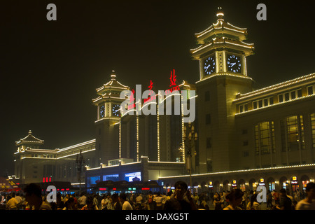 wartenden Zug außerhalb Beijing Bahnhof, in der Nacht. Stockfoto