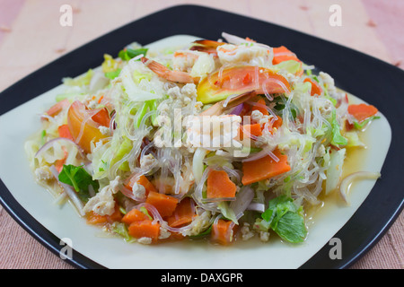 Thailändische Küche Yum Woon Sen, Mun Bohnen Nudeln Hackfleisch Schweinefleisch und Garnelen würzigen Salat Stockfoto