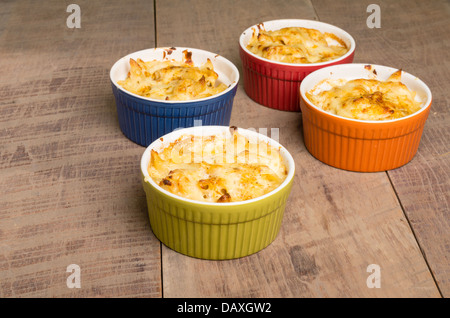 Schalen mit gebackenen Dungeness Krabbe Makkaroni und Käse Stockfoto