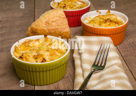 Schalen mit gebackenen Dungeness Krabbe Makkaroni und Käse Stockfoto