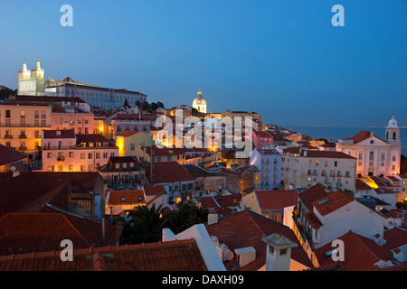 Sommer Abend Panoramablick über die Altstadt Alfama Lissabon in Portugal, mit den Straßenlaternen, die im Dunkeln leuchten. Stockfoto