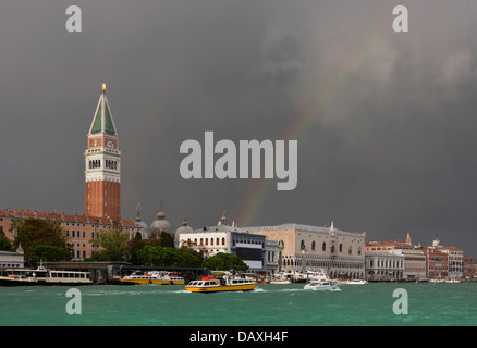 Nach einem großen Sturm der regenbogenfarbenen erstreckt sich über den Markusplatz in Venedig, Italien beleuchtet die Landschaft. Stockfoto