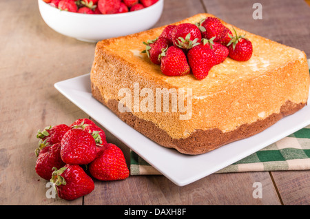 Frische Erdbeeren serviert mit Angel Food cake Stockfoto