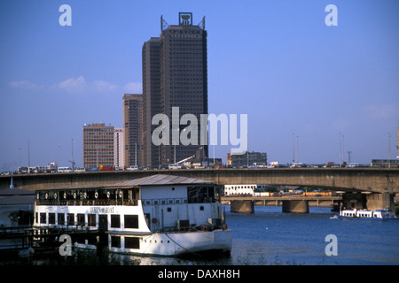 Brücke über den Nil in Kairo mit Fähre-Restaurant Boot, Ägypten Stockfoto