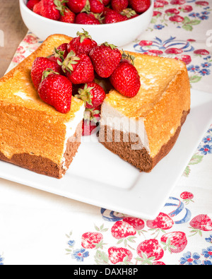 Frische Erdbeeren serviert mit Angel Food cake Stockfoto