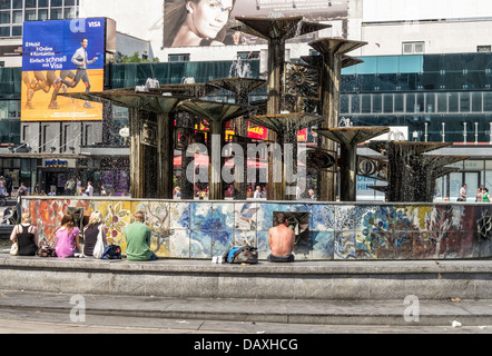 Menschen, die Abkühlung am "Brunnen der internationalen Freundschaft" während der Hitzewelle - Alexanderplatz, Mitte, Berlin Stockfoto