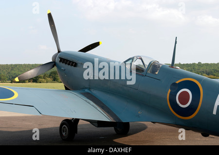 MK XI Spitfire Flugzeug in Wellesbourne Flugplatz, UK Stockfoto