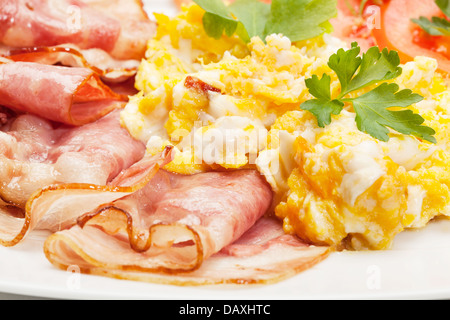 Rührei mit Speck. Selektiven Fokus. Stockfoto