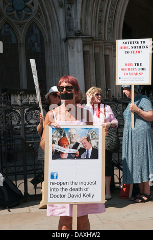 Gruppe von Unterstützern Rallye für Gerechtigkeit für Dr. David Kelly am zehnten Jahrestag seines Todes außerhalb Royal Courts of Justice, UK Stockfoto