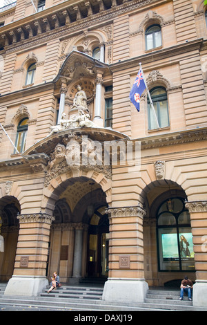 Königin Victoria Statue über dem Eingang zum no1 Martin Platz, Sydney, Australien. Martin Place wurde 1891 eröffnet. Stockfoto