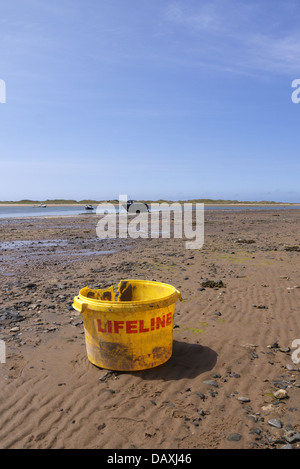 Bate Schaufel an einem Sandstrand Stockfoto