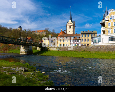 Brücke über die Weiße Elster River, Untermhaus mit Schlossberg, Gera, Thüringen, Deutschland Stockfoto