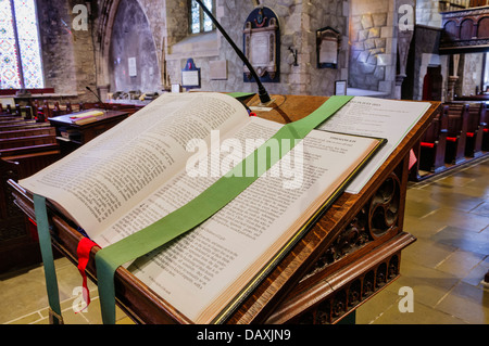 Bibel auf eine Kommissioniertische in Saint Nicholas Church of Ireland, Carrickfergus, ca. 1182 stammt Stockfoto