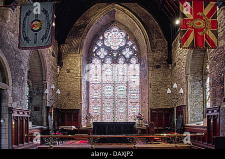 Glasfenster in Saint Nicholas Church of Ireland, Carrickfergus, ca. 1182 stammt Stockfoto