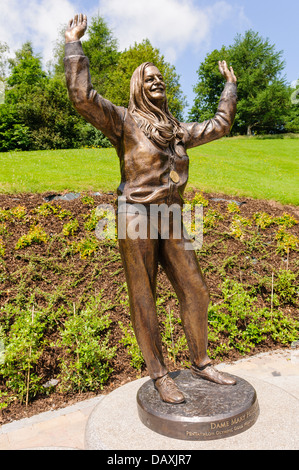 Statue von Mary Peters an der Mary Peters-Strecke in Belfast Stockfoto