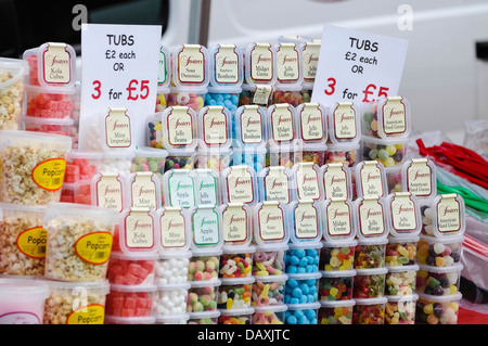 Wannen der traditionellen Süßigkeiten zum Verkauf an einem Marktstand Stockfoto