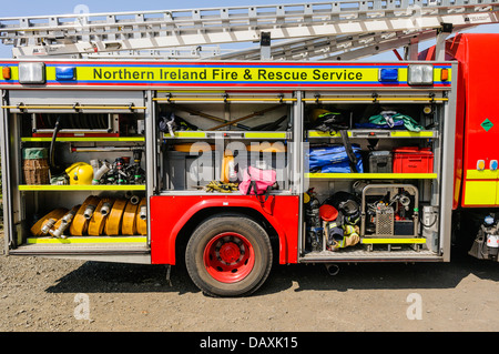 Geräte an einem Nordirland Feuer und Rettung Service Fahrzeug. Stockfoto