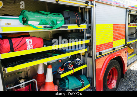 Geräte an einem Nordirland Feuer und Rettung Service Fahrzeug. Stockfoto