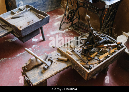 Ablage der Werkzeuge in einem altmodischen Schuhmacher Stockfoto