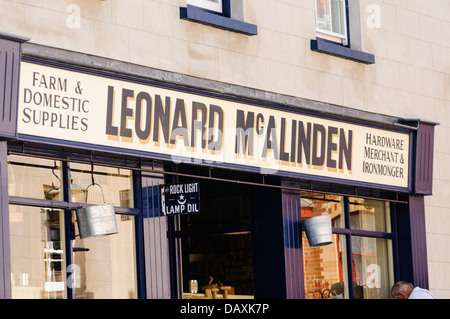 Altmodische Bauernhofes und häuslichen Vorräte Shop im Besitz von Leonard McAlinden, üblicherweise in viktorianischen Irland Stockfoto