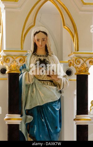 Statue der Jungfrau Maria in einer irischen katholischen Kirche Stockfoto