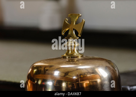 Messingglocke Masse in einer katholischen Kirche Stockfoto