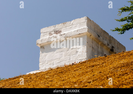 Schornstein von einem alten irischen Reetdachhaus Stockfoto