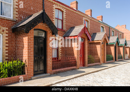 Eine Straße von Stadthäusern, traditionell im viktorianischen Belfast nach Arbeiter in den Fabriken und Mühlen gebaut. Stockfoto