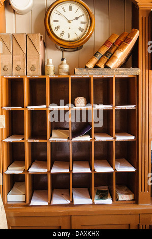 Taube-Löcher im ehemaligen Postamt Stockfoto