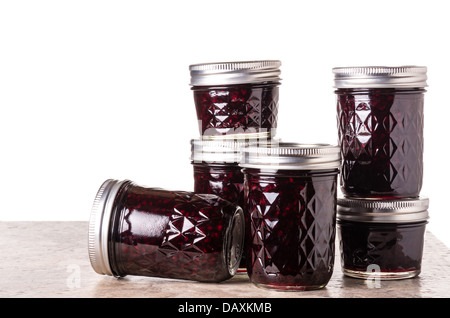 Frische hausgemachte Brombeermarmelade in Gläsern, isoliert auf weiss Stockfoto