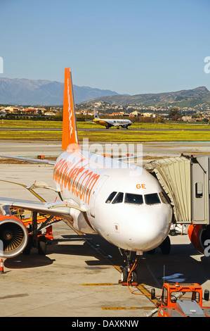 EasyJet Airbus A319 verbunden zu einem Airbridge Malaga Flughafen, Malaga, Andalusien, Spanien, Westeuropa. Stockfoto