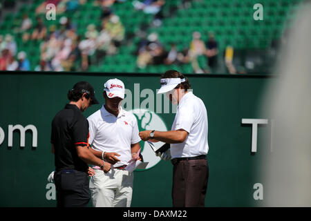 Gullane, East Lothian, Schottland. 19., 2013. Rory McIlroy (NIR), Hideki Matsuyama (JPN), Phil Mickelson (USA) Golf: Rory McIlroy von Nordirland, Hideki Matsuyama in Japan und Phil Mickelson der Vereinigten Staaten am 1. Loch in der zweiten Runde der 142. British Open Championship in Muirfield in Gullane, East Lothian, Schottland. Bildnachweis: Koji Aoki/AFLO SPORT/Alamy Live-Nachrichten Stockfoto