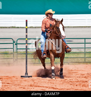 Western Pferd und Reiter in Pol Biege- und Faßlaufen Wettbewerb konkurrieren. Stockfoto